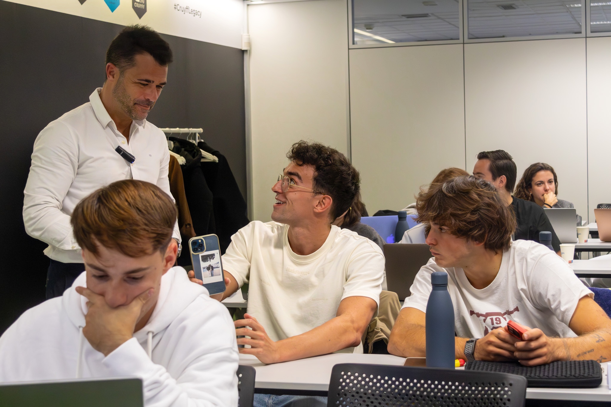 Jesús Oliver impartiendo una clase práctica sobre HypeAuditor en el Máster de Marketing y Gestión Deportiva del Johan Cruyff Institute